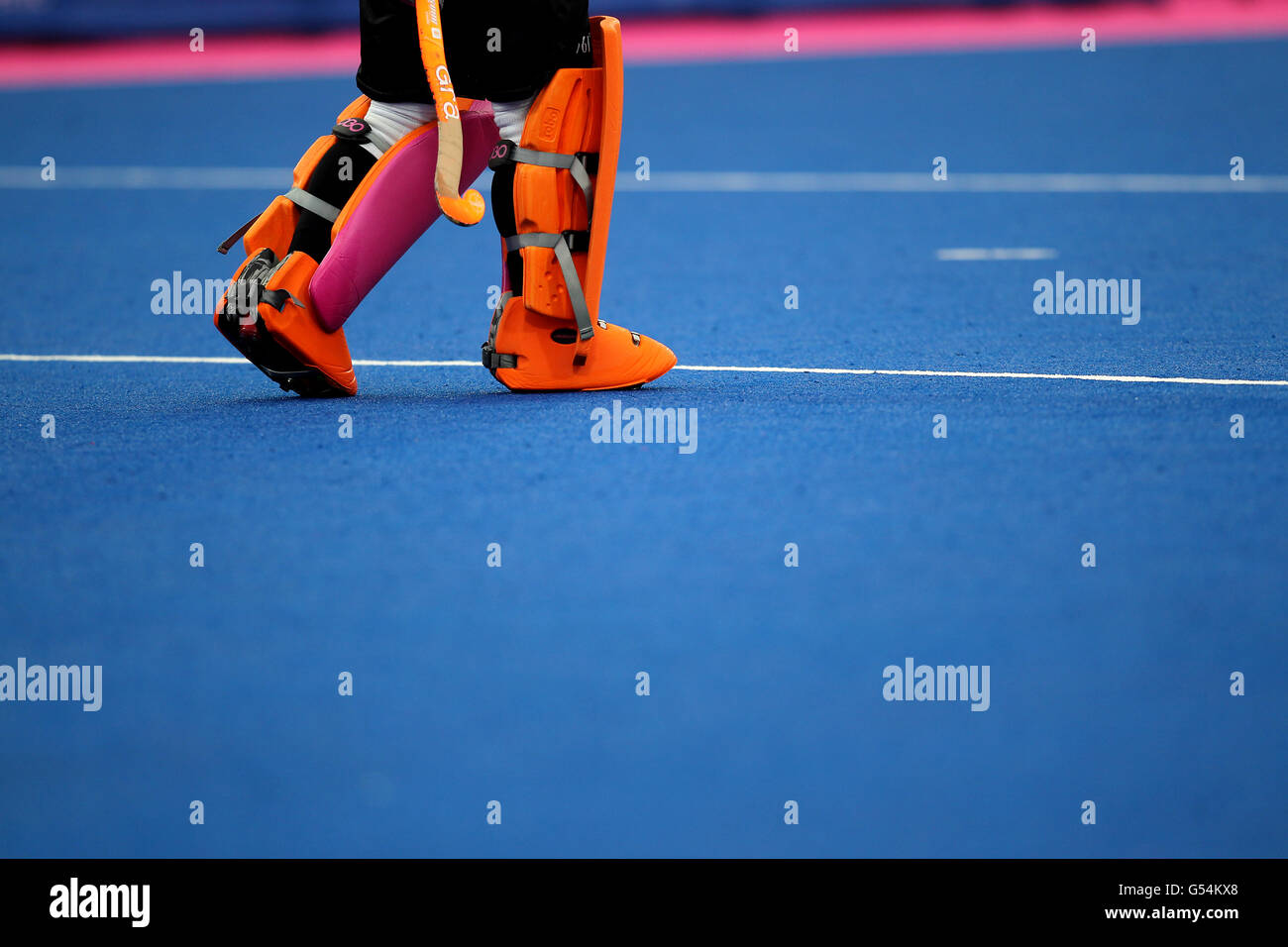 Dettaglio dell'imbottitura di un portiere che pattina la loro area durante il torneo di hockey Visa International Invitational alla Riverbank Arena di Londra. Foto Stock