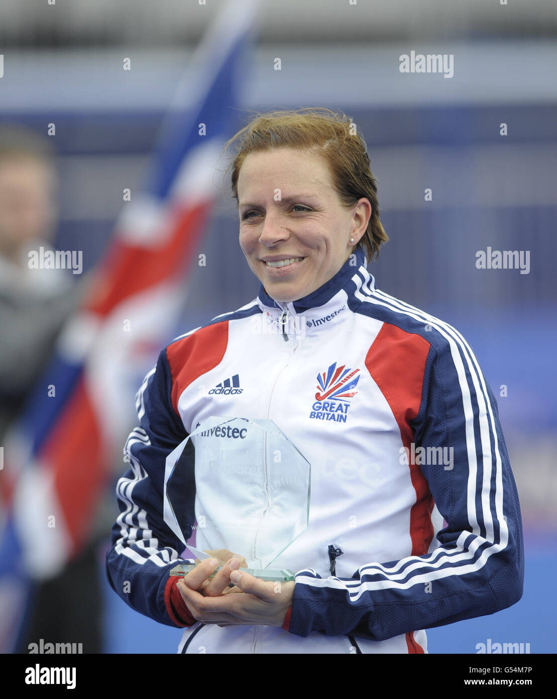 Kate Walsh della Gran Bretagna con il trofeo dopo la finale del torneo di hockey Visa International Invitational alla Riverbank Arena di Londra. Foto Stock