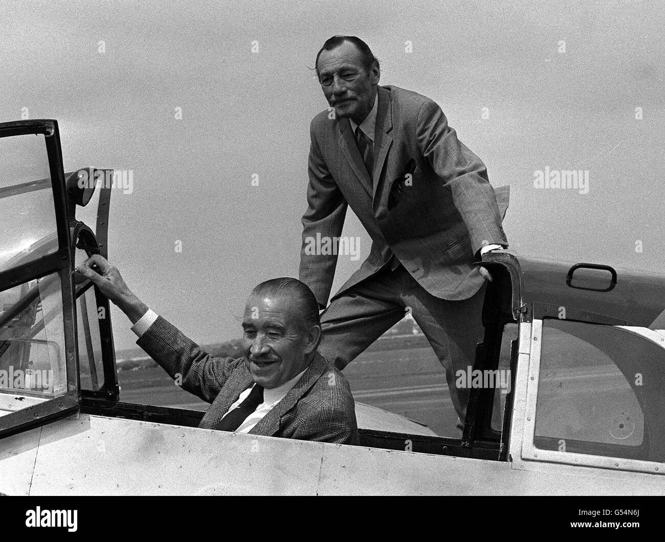 PILOTI COMBATTENTI IN TEMPO DI GUERRA: L'incontro a North Weald Airfield tra i leggendari piloti di caccia dell'asso della seconda guerra mondiale, il comandante britannico della RAF Wing Bob Stanford-Tuck (r) e l'ex generale Luftwaffe Adolf Galland, seduto in un velivolo Messerschmidt. Galland, comandante di JG26, fu anche uno dei padri fondatori della Luftwaffe tedesca del dopoguerra. Foto Stock