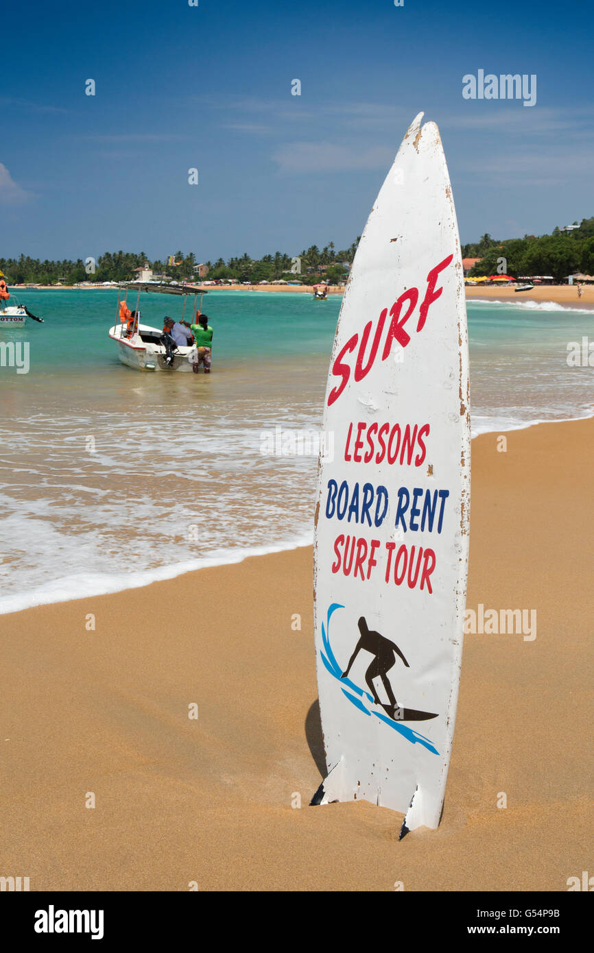 Sri Lanka Galle Provincia, Unawatuna beach, scuola di surf segno sulla tavola da surf Foto Stock