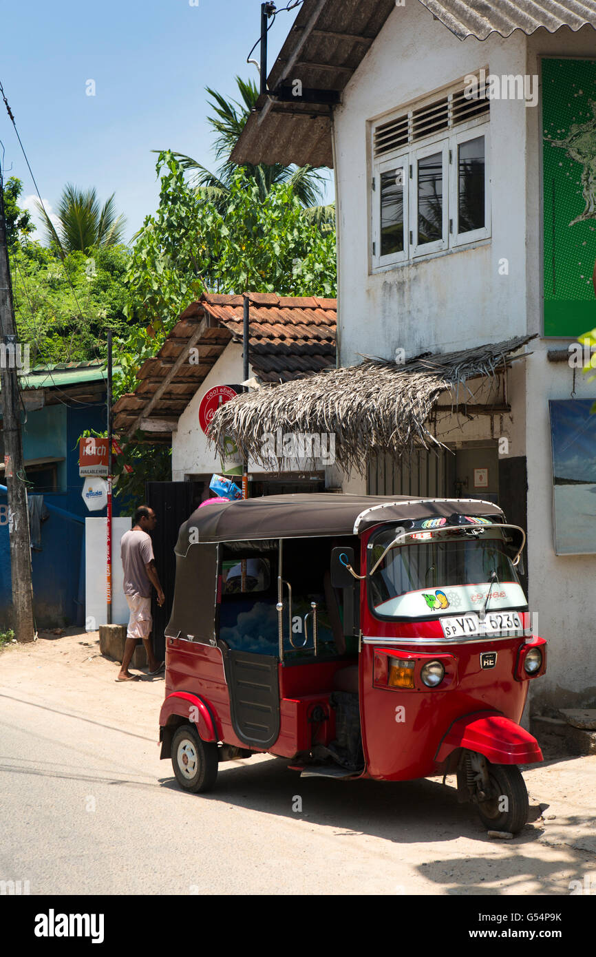Sri Lanka Galle Provincia, Unawatuna village, trasporti, rosso auto rickshaw su strada Foto Stock