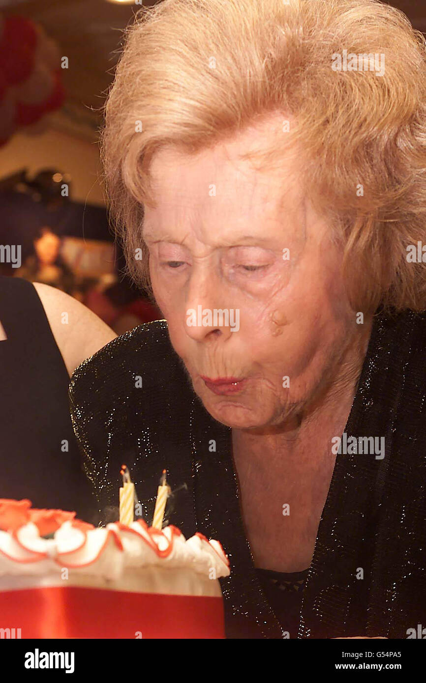 La Baronessa Barbara Castle soffia le candele sulla torta di novantesimo compleanno al Labor Party Annual Conference di Brighton. Il primo ministro Tony Blair e sua moglie Cherie hanno partecipato al partito ore dopo che la leadership ha perso un voto cruciale sulla politica pensionistica. * quando Lady Castle ha contribuito a guidare la ribellione dei pensionati. Foto Stock