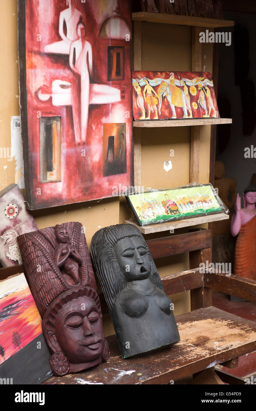 Sri Lanka Galle Fort, Peddler Street, souvenir sculture e dipinti in mostra al di fuori del negozio Foto Stock