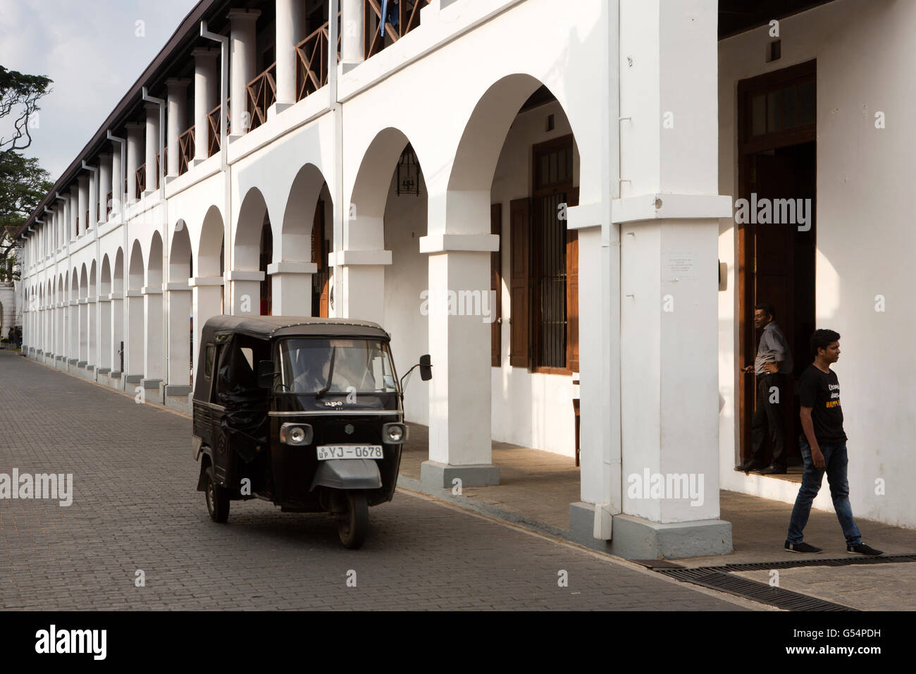 Sri Lanka Galle Fort, Ospedale Street, autorickshaw passando gli archi del vecchio ospedale olandese Foto Stock