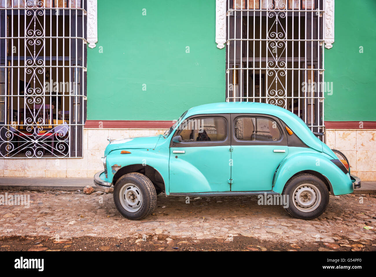 Auto d'epoca in una strada asfaltata di Trinidad, Cuba Foto Stock