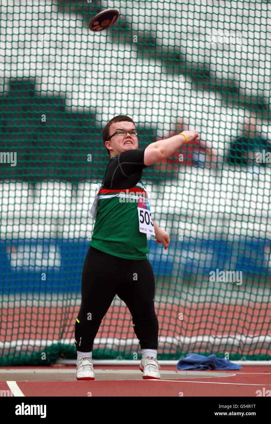 Thomas Burton della Gran Bretagna compete nel lancio del Discus degli uomini durante il Gran Premio della disabilità di Londra allo Stadio Olimpico di Londra. Foto Stock