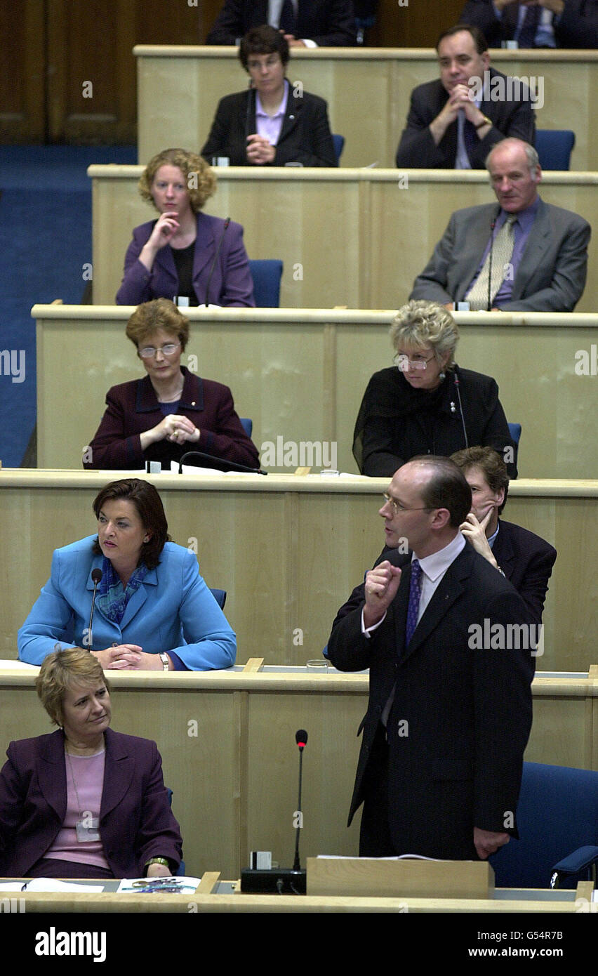 Il nuovo leader SNP John Swinney interviene durante il tempo delle interrogazioni dei primi ministri al Parlamento scozzese di Edimburgo . L'ex leader Alex Salmond può essere visto in alto a destra. Foto Stock