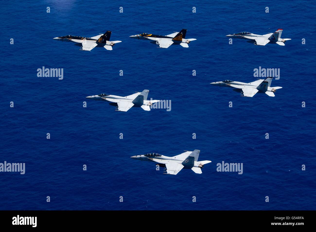 U.S Navy F/A-18 Hornet fighter aircraft volare in formazione come parte delle operazioni duali con la USS Ronald Reagan e gruppi di portanti 18 giugno 2016 nel Mare delle Filippine. Foto Stock