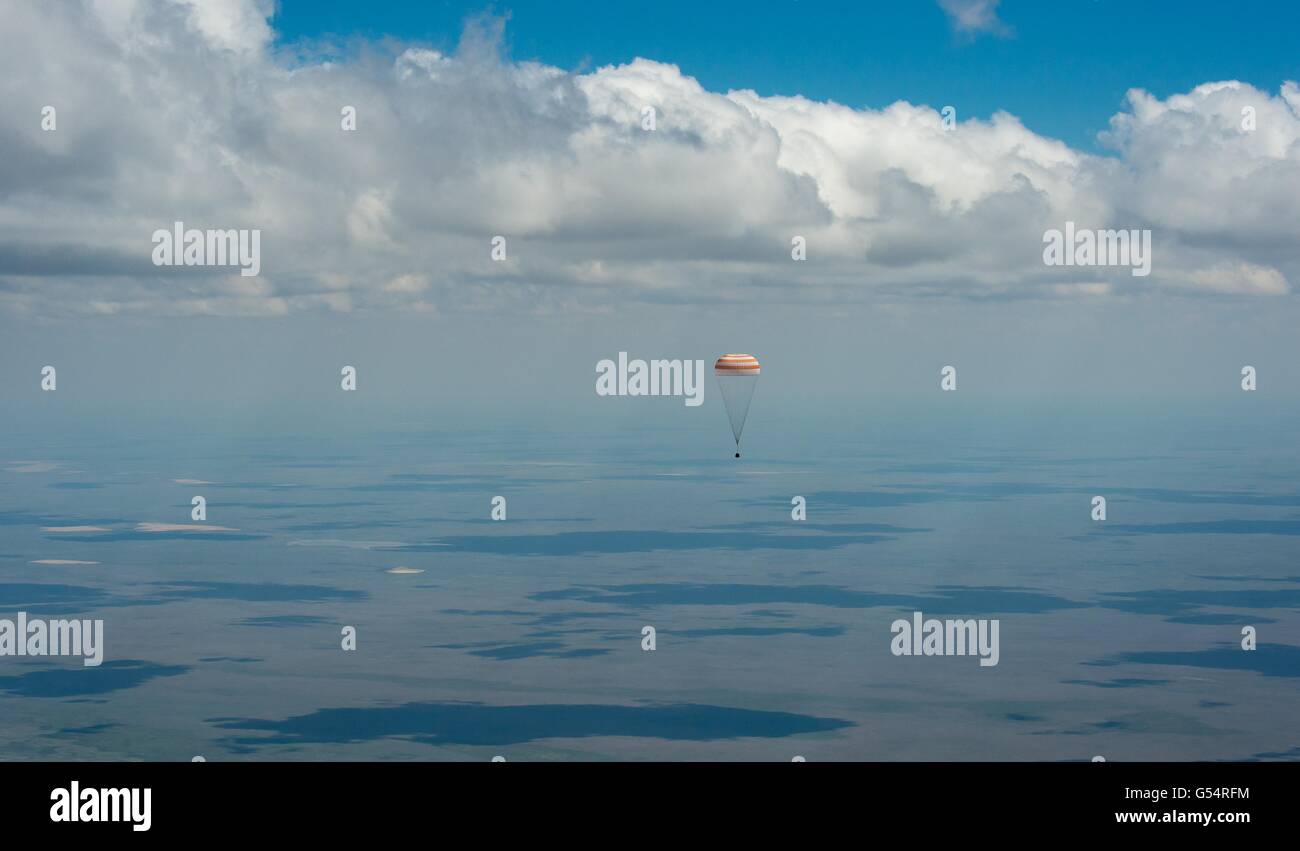 Stazione Spaziale Internazionale equipaggio Expedition 47 scende a bordo il russo Soyuz TMA-19M veicolo spaziale di una remota zona di sbarco di giugno 18, 2016 vicino Zhezkazgan, Kazakistan. A bordo della navicella spaziale sono Agenzia Spaziale Europea astronauta Tim Peake, cosmonauta russo Yuri Malenchenko e astronauta americano Tim Kopra. Foto Stock