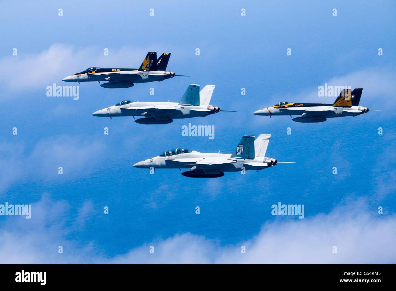 U.S Navy F/A-18 Hornet fighter aircraft volare in formazione come parte delle operazioni duali con la USS Ronald Reagan e gruppi di portanti 18 giugno 2016 nel Mare delle Filippine. Foto Stock