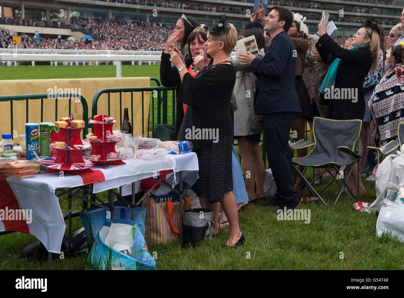 Classe operaia, gita di una giornata all'ippodromo e picnic sulla Heath al Royal Ascot. Berkshire Inghilterra Regno Unito. 2016 2010 HOMER SYKES Foto Stock