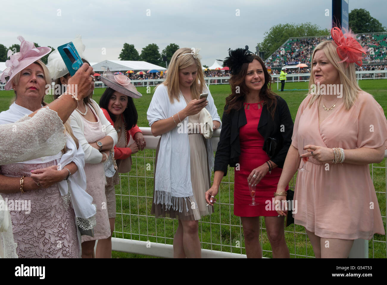 Selfie UK. Donne amiche al Royal Ascot, Heath Side. Festeggia il compleanno di uno dei gruppi Berkshire Inghilterra Regno Unito. 2016 2010 HOMER SYKES Foto Stock