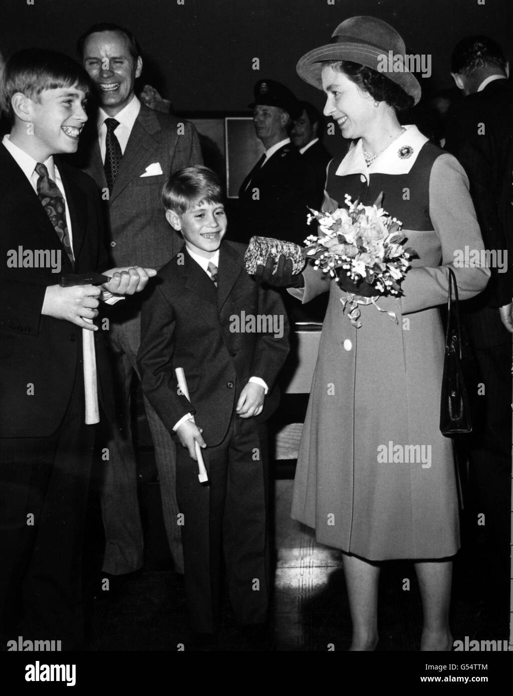 La regina Elisabetta II con il principe Andrew, a sinistra, e il principe Edoardo, con i martelli geologici con i quali sono stati presentati al Museo Geologico, dove era appena stata mostrata la mostra 'la Storia della Terra'. Foto Stock