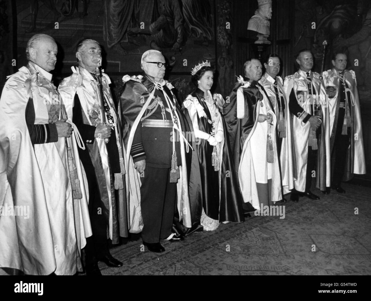 Regina Elisabetta II nella Camera di Gerusalemme, Abbazia di Westminster dopo la cerimonia dell'insediamento dei Cavalieri dell'Ordine più Onorevole del bagno. Foto Stock