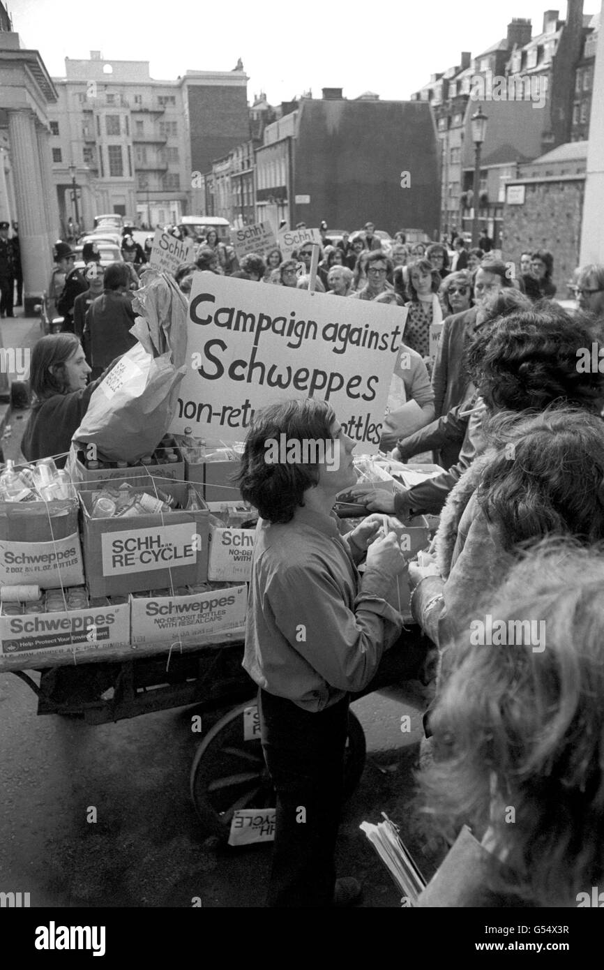 Friends of the Earth visitando Schweppes Ltd, sede centrale di Paddington a Connaught Place, e depositando bottiglie non restituibili alle porte dell'edificio. Gli amici della Terra protestano contro lo scarico di bottiglie nelle campagne. Foto Stock