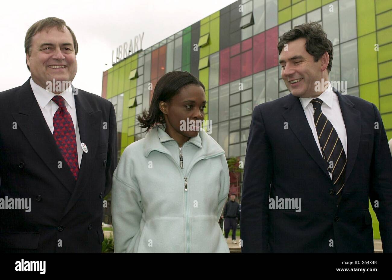 Il vice primo ministro John Prescott (a sinistra) e il cancelliere Gordon Brown sono esposti intorno alla recentemente rigenerata Piazza Peckham a Peckham, a sud-est di Londra, da un residente locale. * il governo ha nominato 88 aree private della Gran Bretagna che condivideranno il Fondo di rinnovamento di vicinato di 800 milioni di euro. Foto Stock