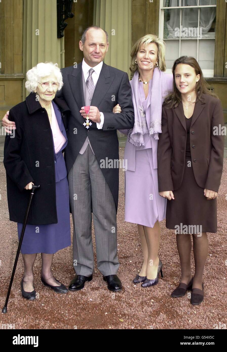 Il boss della McLaren Formula uno Ronald Dennis con la sua famiglia dopo aver ricevuto il suo CBE (Comandante dell'Impero britannico) dalla Regina Elisabetta II della Gran Bretagna a Buckingham Palace a Londra. (L-R) mamma Eva, Ronald Dennis, moglie Lisa e figlia Charlotte, 13. Foto Stock