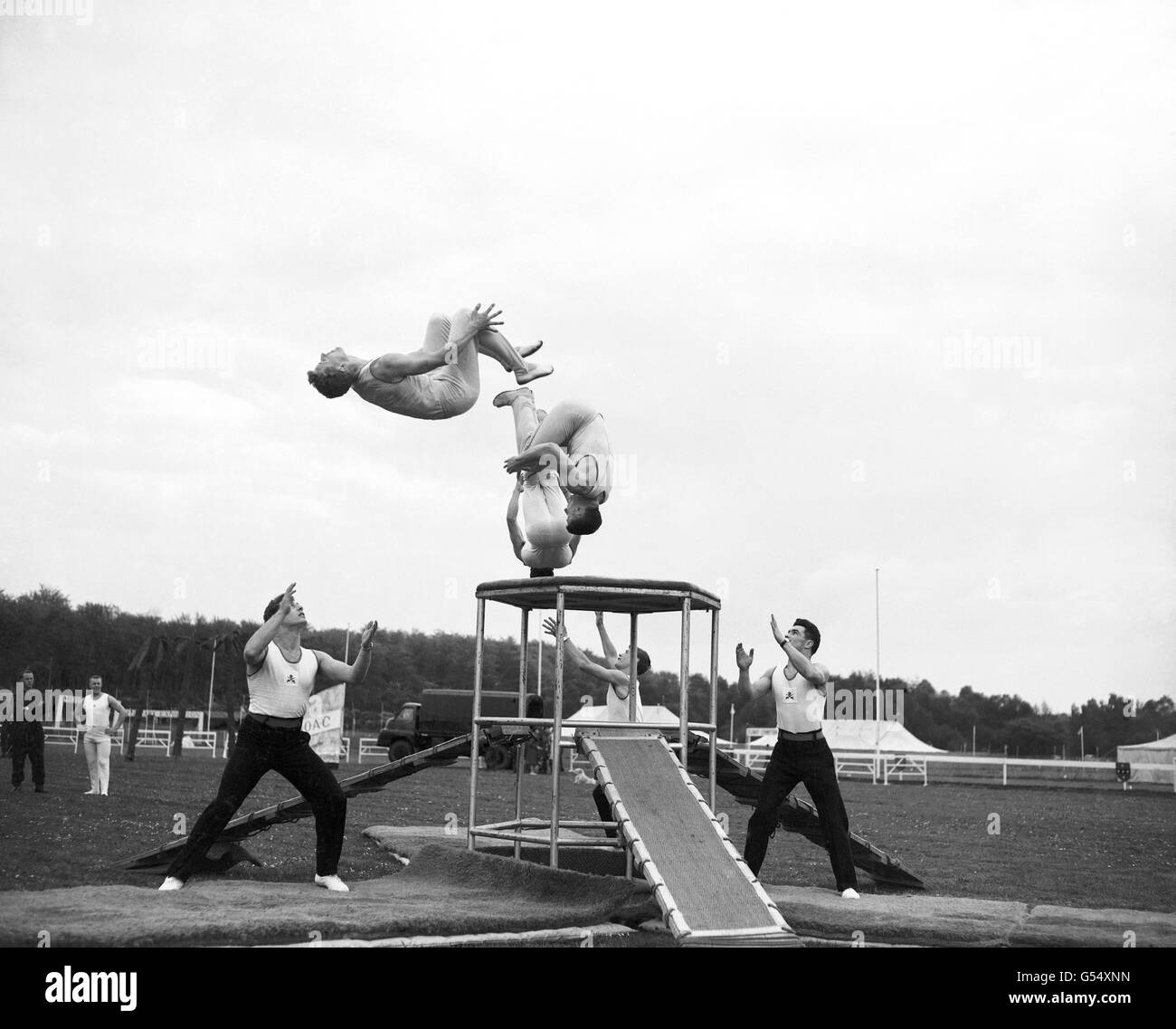 Ginnastica - Tattoo Aldershot - corpo fisico dell'Esercito - Arena Rushmoor. Una mostra ginnastica del corpo fisico dell'Esercito. Foto Stock