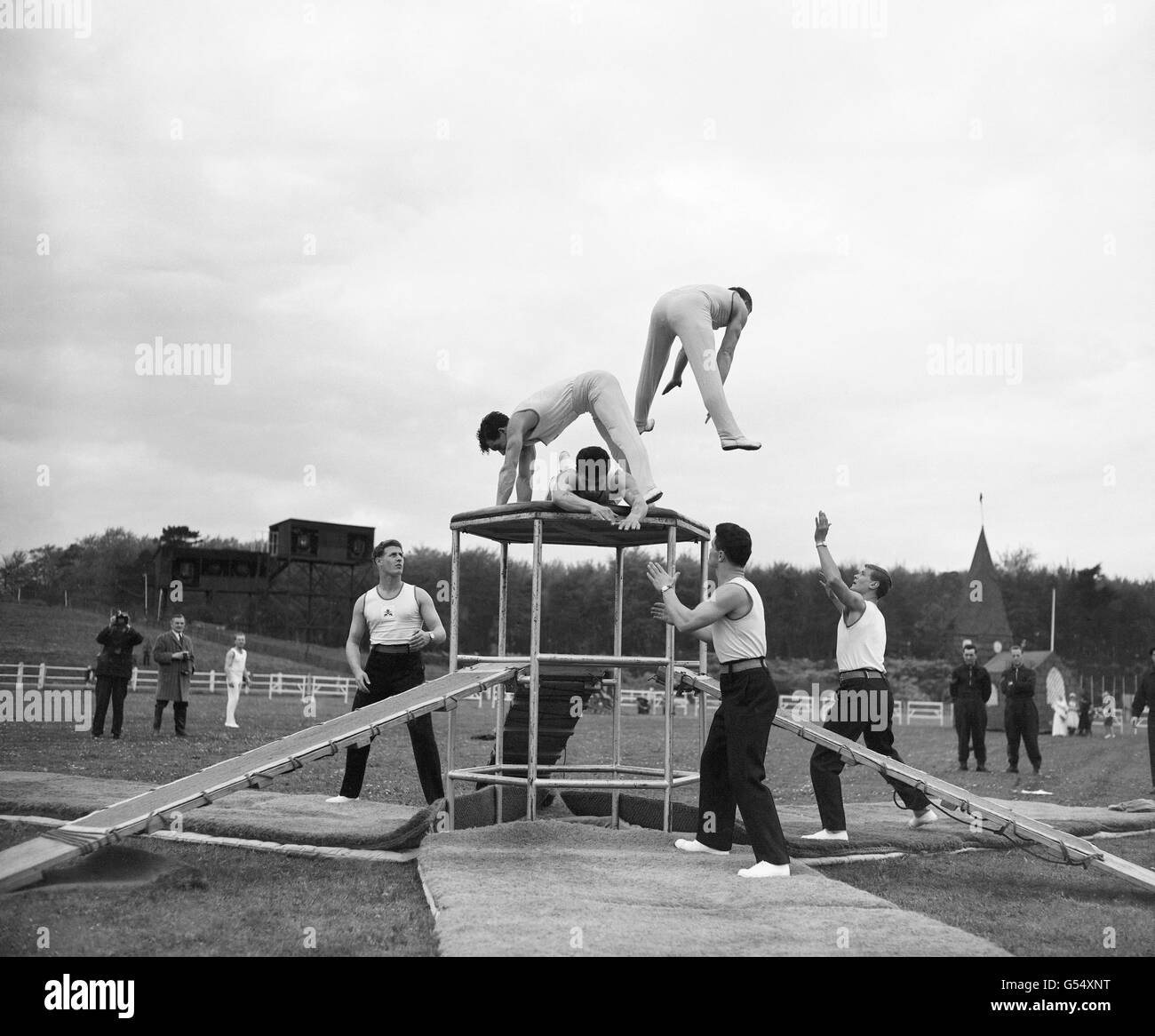 Ginnastica - Tattoo Aldershot - corpo fisico dell'Esercito - Arena Rushmoor. Una mostra ginnastica del corpo fisico dell'Esercito. Foto Stock