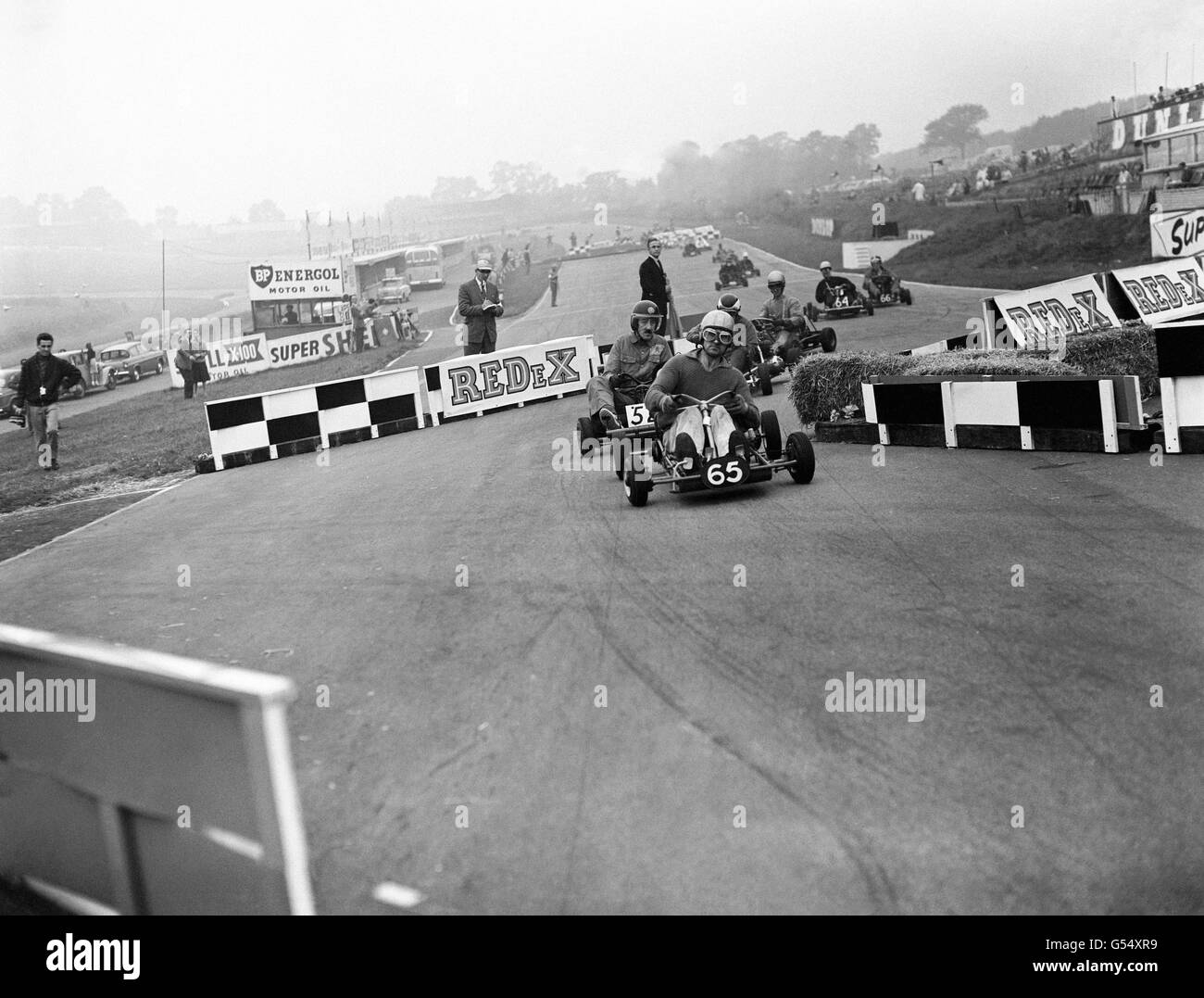 Motor Racing - British Kart Championship - Brands Hatch. Norman Ward alla guida del suo ‘Wackall’ (65) guida P.J Bannell nella sua ‘Fastakart’ (52) durante la gara di classe quattro. Foto Stock