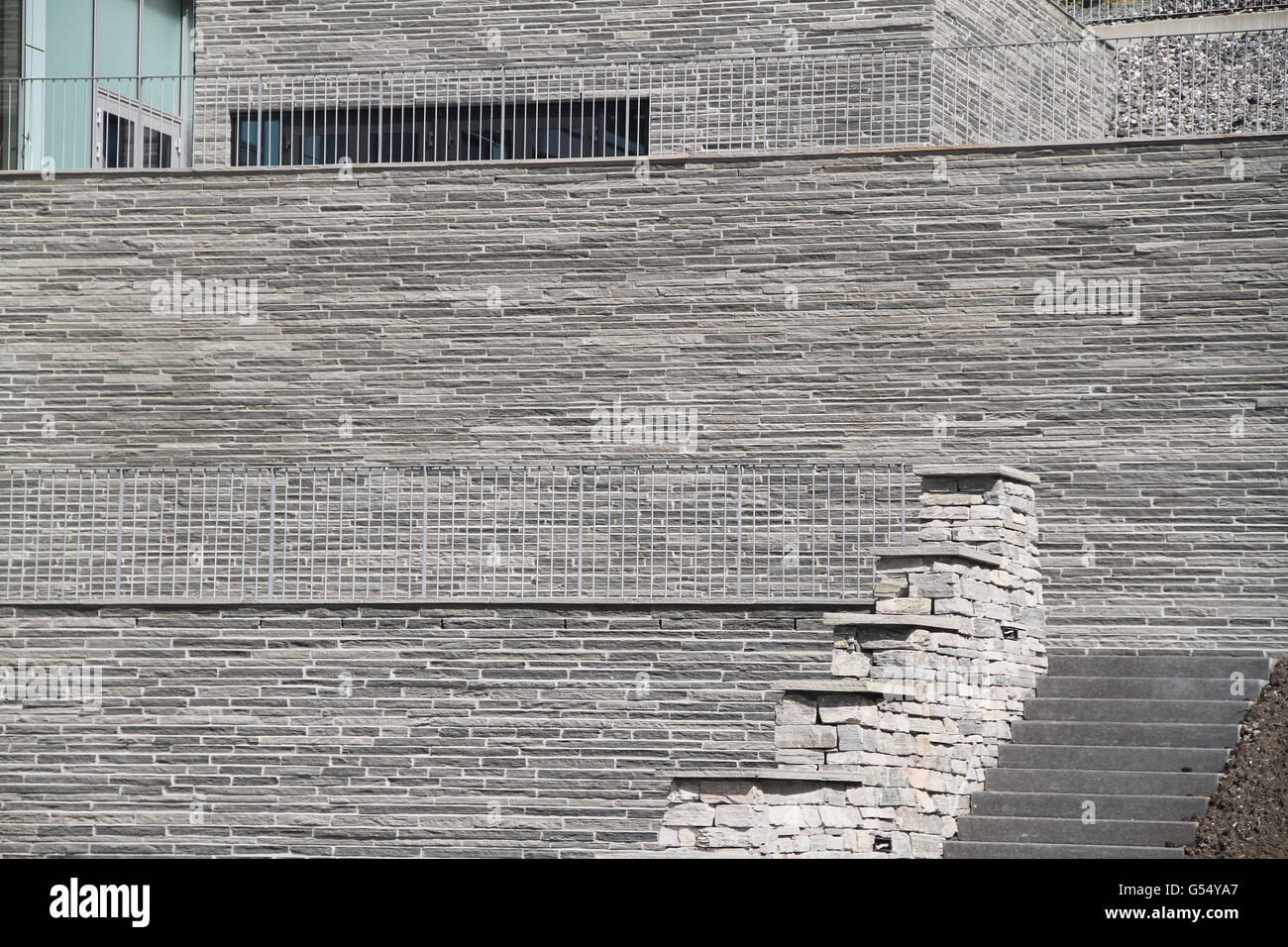 Edificio e scale in pietra in granito, moderno e costruito recentemente Foto Stock