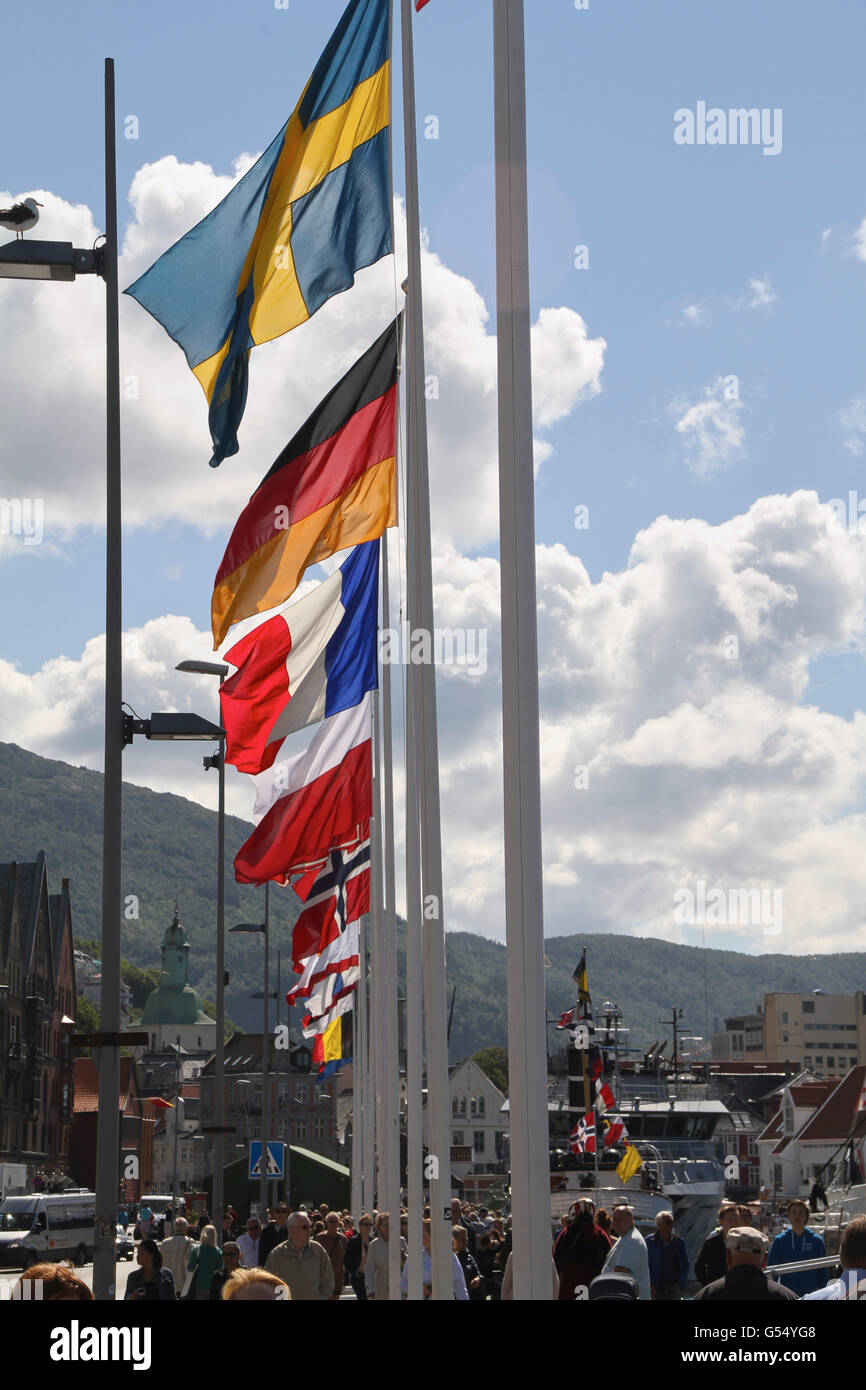 Bandiera poli nel porto di Bergen durante un festival di Hansa Foto Stock