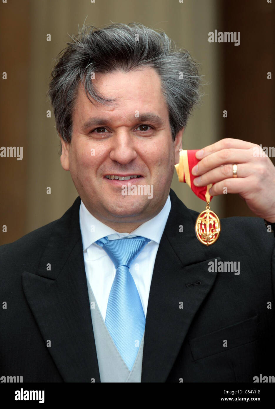 Antonio Pappano, Direttore musicale della Royal Opera House, dopo che fu presentato con la sua Knighthood dal Principe di Galles durante una cerimonia di investitura a Buckingham Palace, nel centro di Londra. Foto Stock