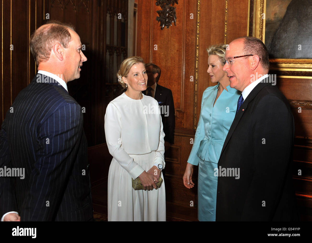 Il conte e la contessa di Wessex parlano con il principe e la principessa di Monaco durante un ricevimento nella Camera di Waterloo, prima del suo pranzo giubilare del Sovrano Monarchi al Castello di Windsor. Foto Stock