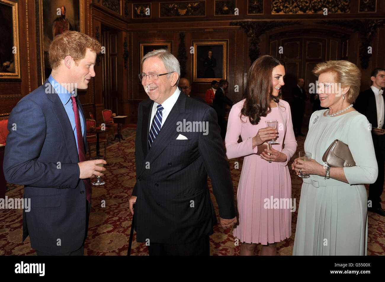 Il principe Harry parla con Costantino II, re di Hellenes, mentre la duchessa di Cambridge parla con sua moglie Anne-Marie durante un ricevimento nella Camera di Waterloo, prima del suo pranzo giubilare Sovrano Monarchi al Castello di Windsor. Foto Stock