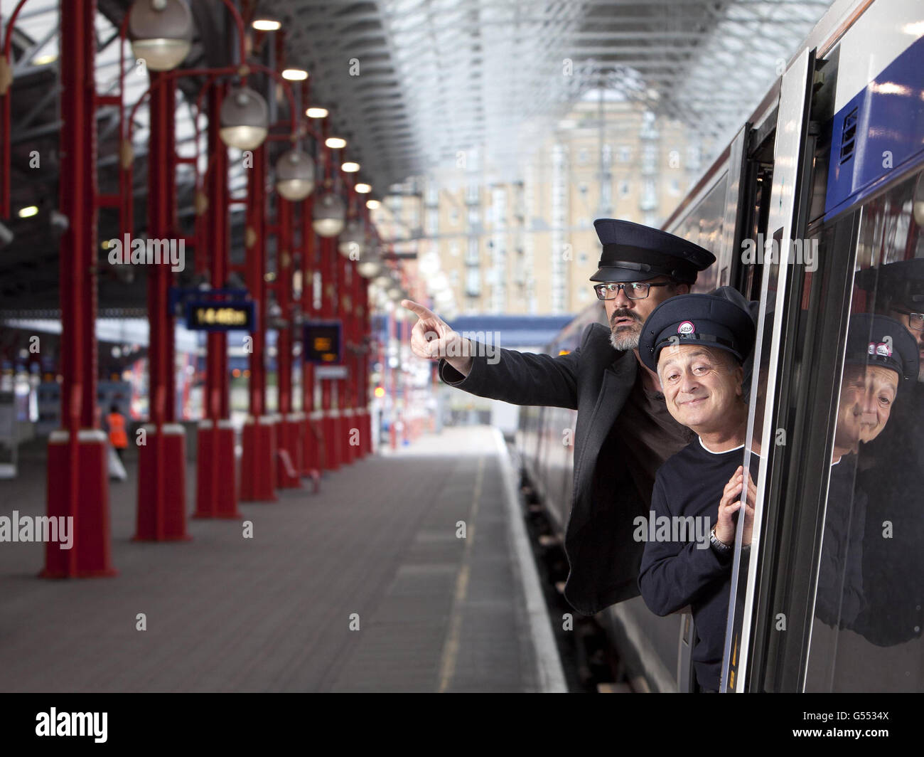 Richard Preddy (a sinistra) e Tony Robinson a Marylebone Station, Londra, per lanciare un nuovo progetto dal canale televisivo Gold e Chiltern Railways, dove una serie di stretty one-liner sostituiranno gli annunci standard del treno Chiltern. Foto Stock