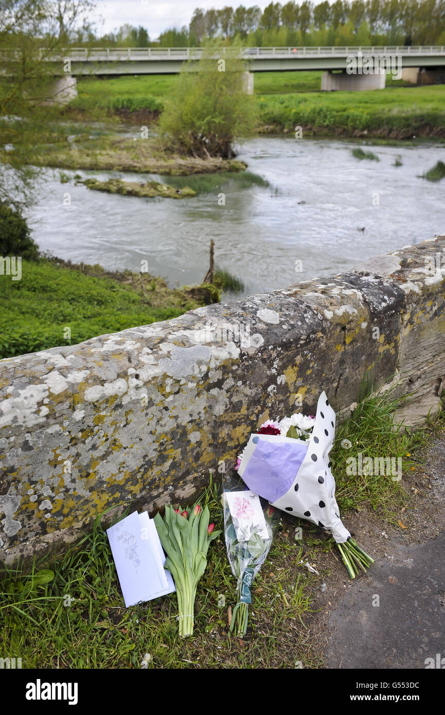 Tributi floreali sono lasciati su un ponte vicino a dove i corpi di un uomo e di un bambino sono stati tirati dal fiume Avon dopo una barca rovesciata ad un erede a Barford, vicino Warwick. Foto Stock
