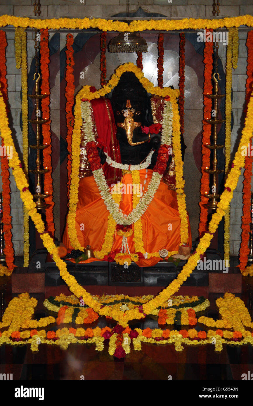 La meravigliosa decorazione all interno di un antico tempio Ganesh durante una cerimonia religiosa/festival, in India. Foto Stock