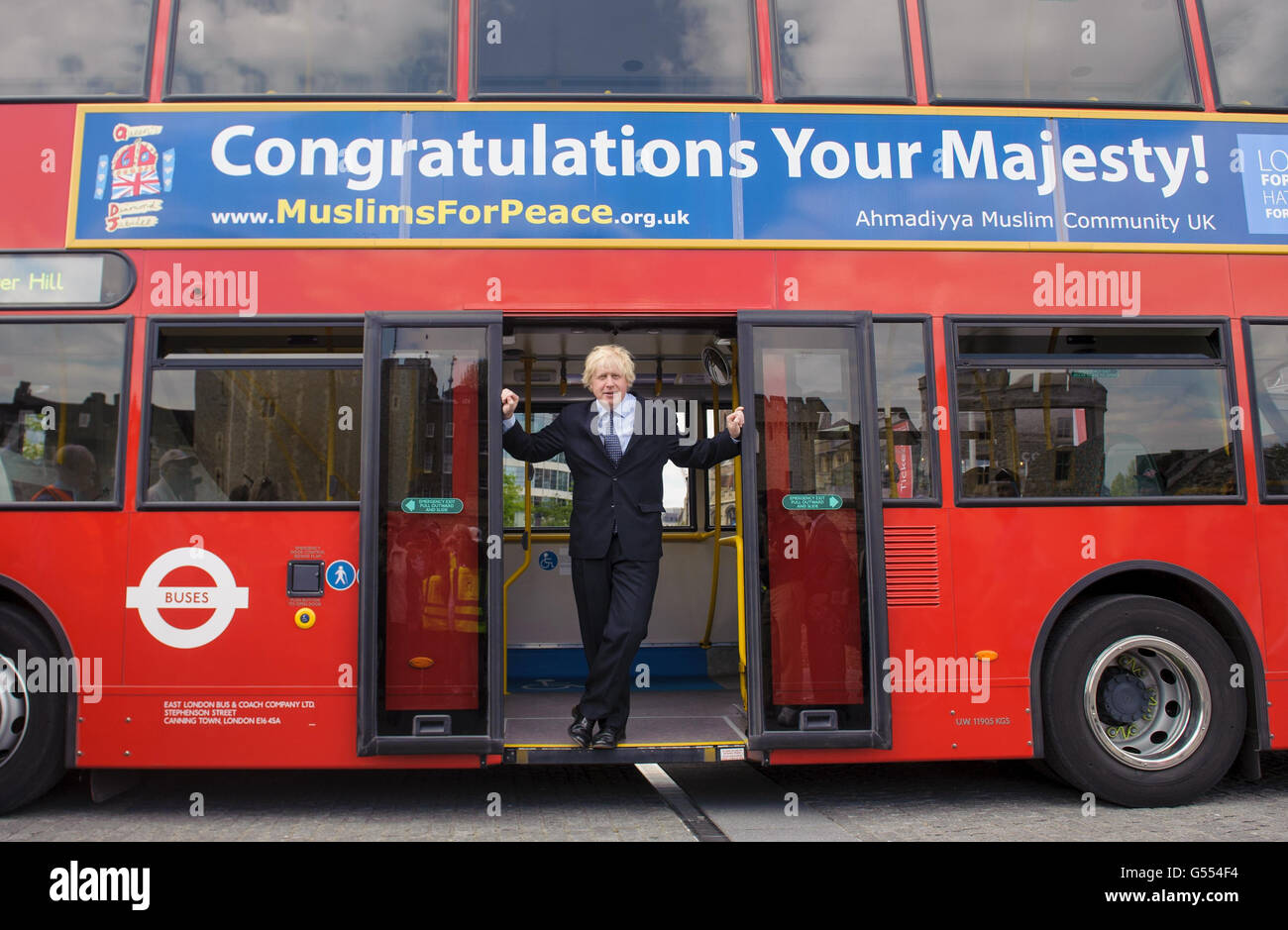 Sindaco di Londra Boris Johnson con uno dei 100 autobus di Londra sponsorizzati dalla Ahmadiyya Muslim Association UK, per onorare il Giubileo dei diamanti della Regina, svelato alla cerimonia di chiusura della passeggiata benefica della Ahmadiyya Muslim Association alla Torre di Londra nel centro di Londra. Foto Stock