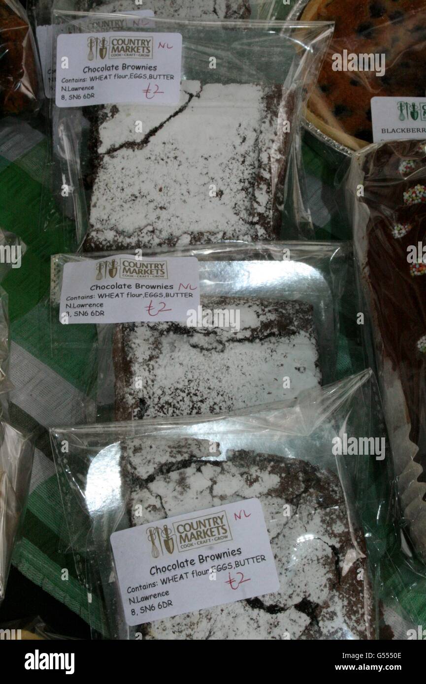 Dolci artigianali pronti per la vendita in un mercato di paese Foto Stock