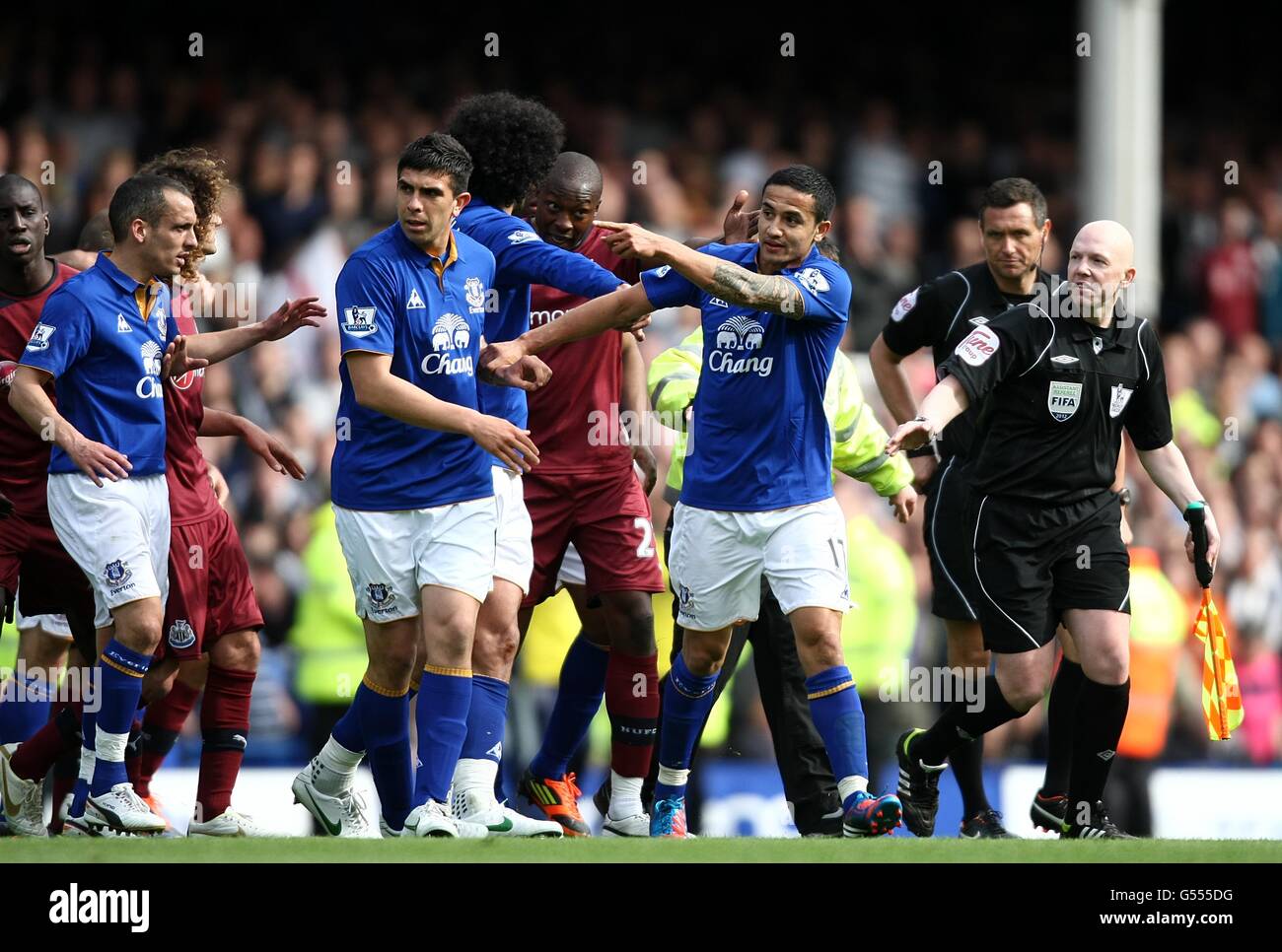 Tim Cahill di Everton (a destra) è coinvolto in un altercation prima è mandato fuori dopo il fischio finale Foto Stock