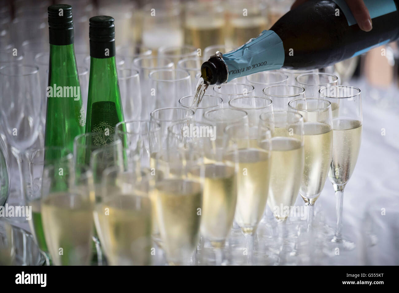 Lo champagne servito in bicchieri da una bottiglia durante un ricevimento champagne. Foto Stock