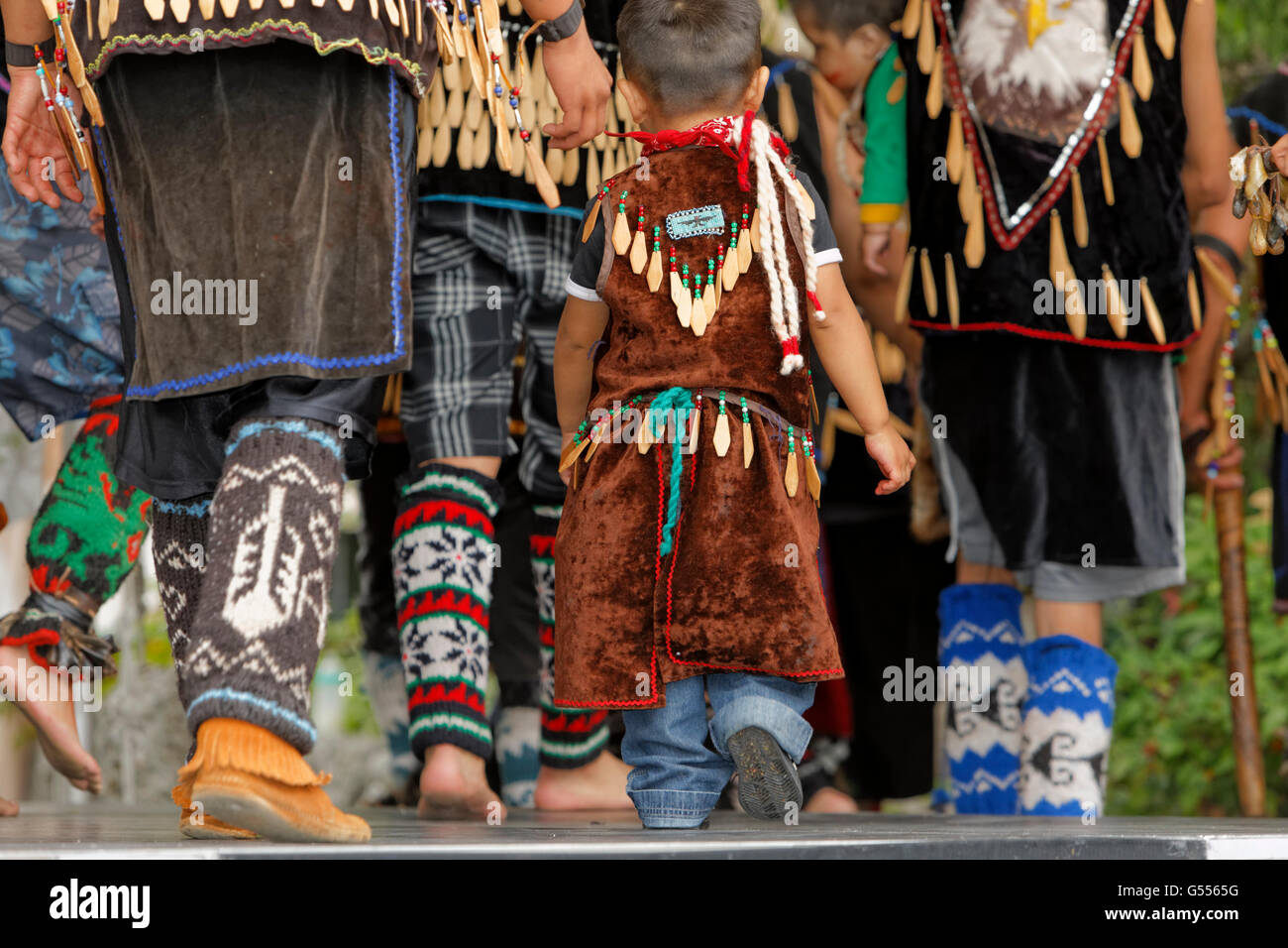 Più in anticipo le Prime Nazioni ballerini eseguono a Days-Victoria aborigena, British Columbia, Canada. Foto Stock