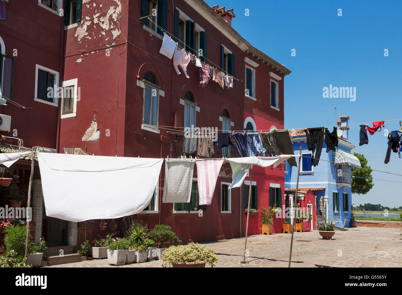 Mandracchio, Burano, Laguna Veneziana, Veneto, Italia: pittoresca piazza con biancheria stesa ad asciugare Foto Stock