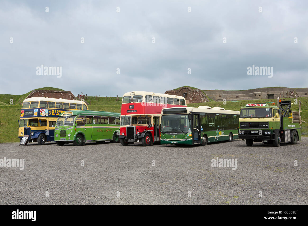 Collezione di vecchi autobus vintage a un evento a Fort Nelson vicino a Portsmouth Hampshire. Foto Stock