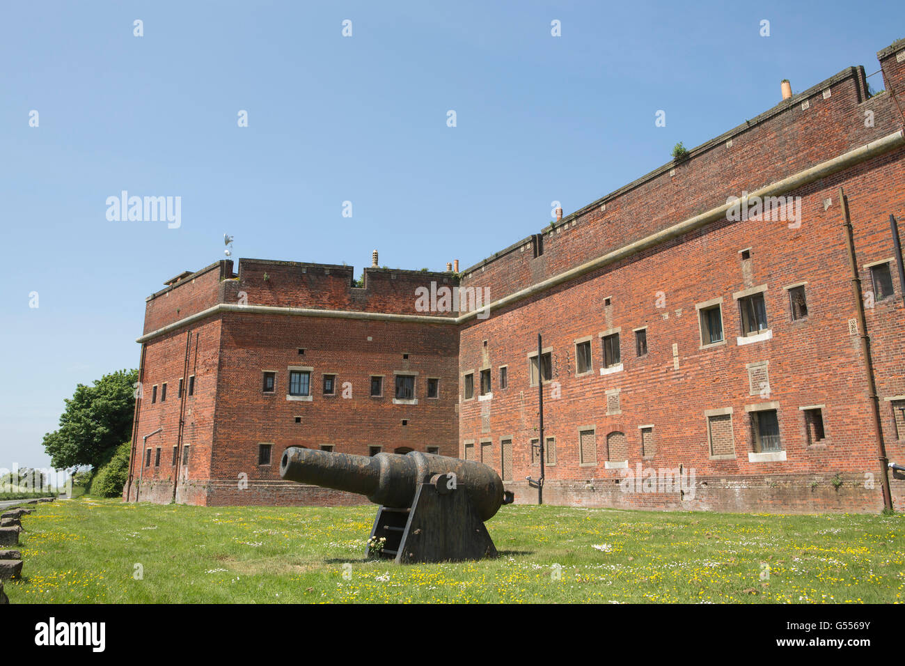 Una delle fortificazioni Palmerston proteggere Portsmouth dall'attacco. Fort Widley con la sua antica ruggine canon all'esterno. Foto Stock