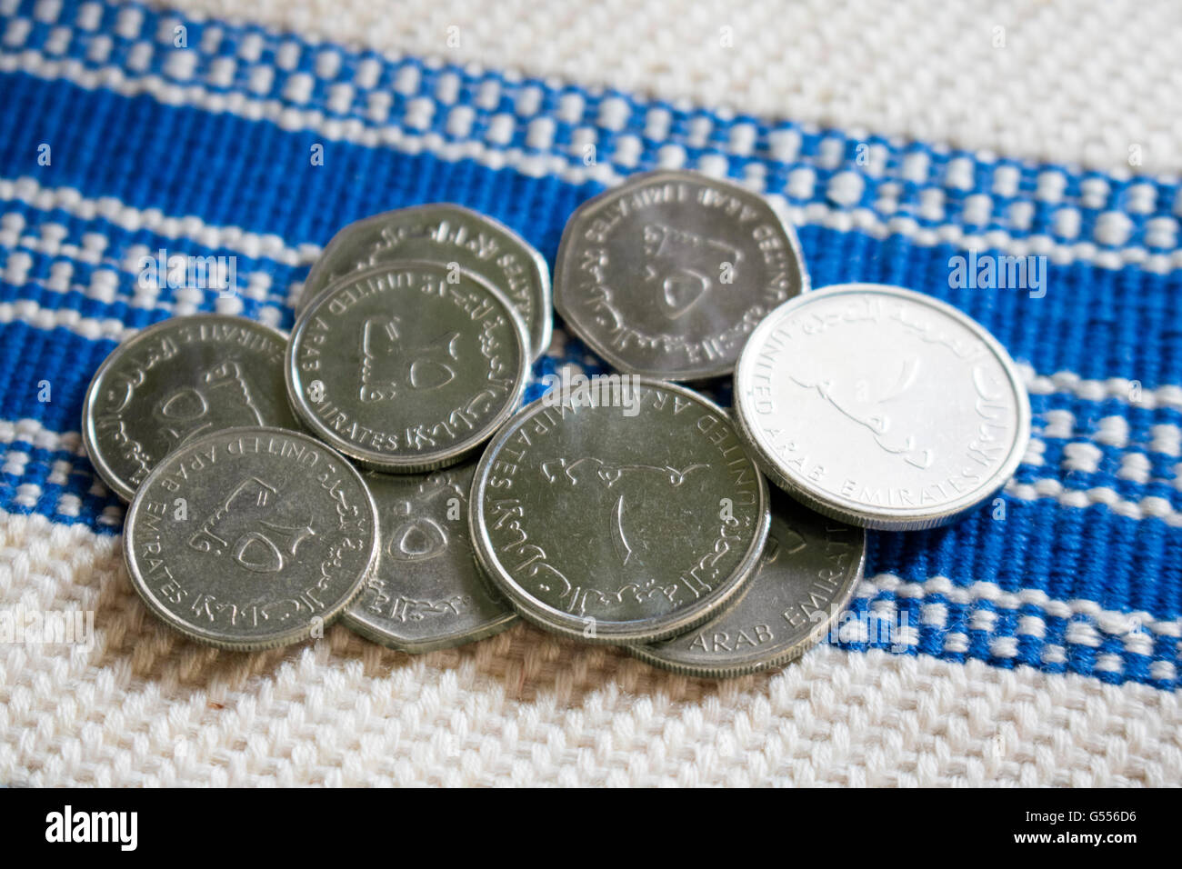 Dirham degli Emirati Arabi Uniti, 50 fils e un dirham monete Foto Stock