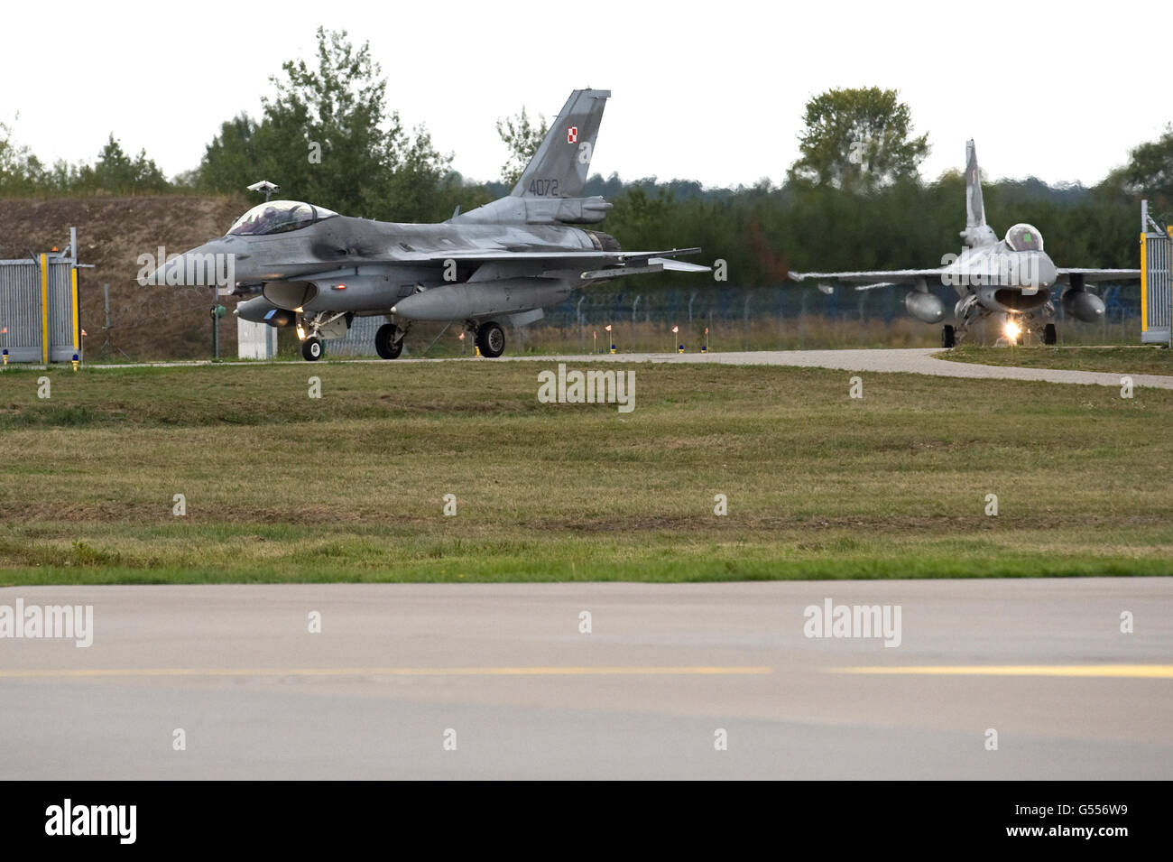 Lask, Polonia. 26 Settembre, 2015. F16 jet fighters di Polish Air Force ©Marcin Rozpedowski/Alamy Stock Photo Foto Stock