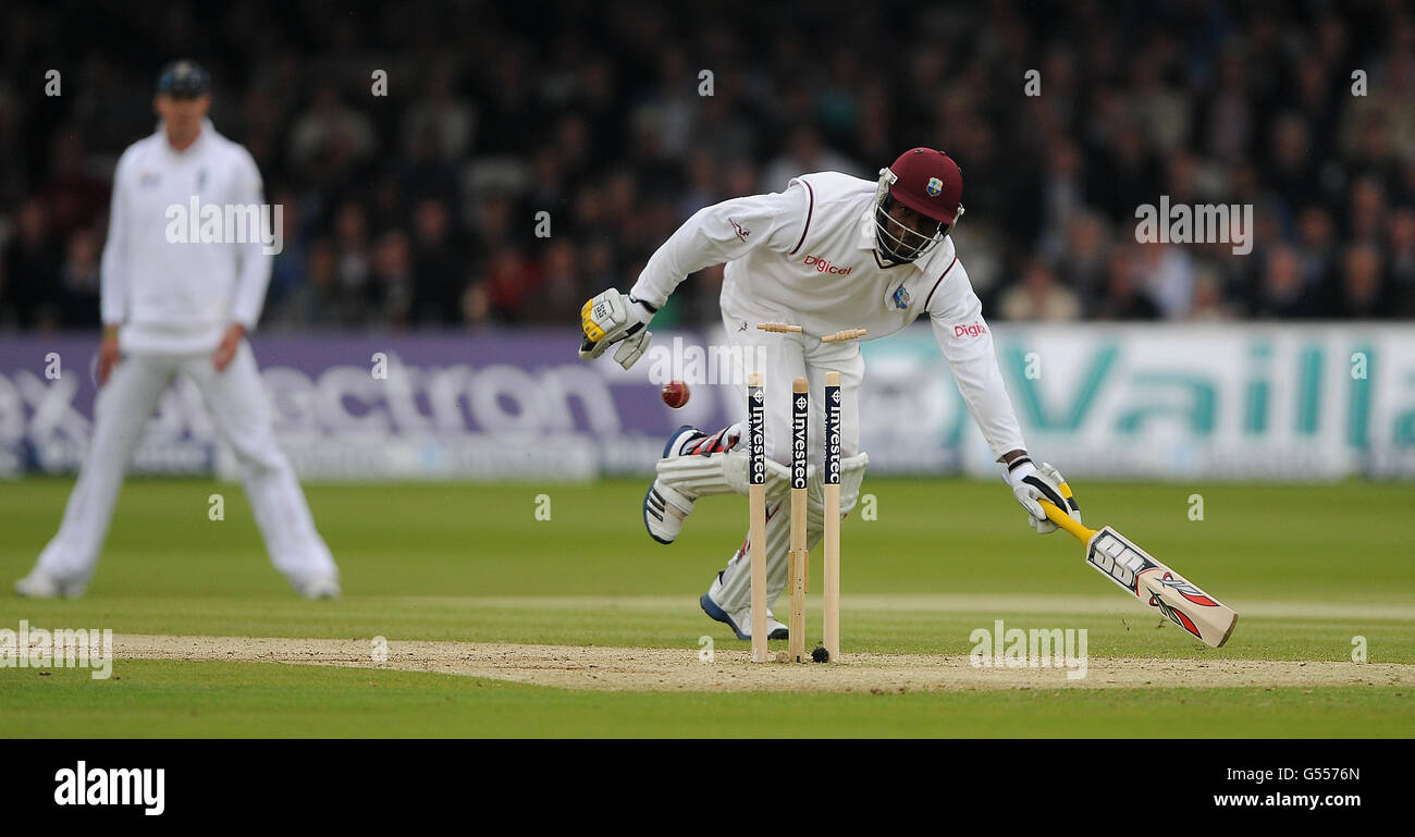 West Indies' Kirk Edwards è scattato da un tiro diretto da Jonny Bairstow inglese (fuori dalla foto) durante l'Investec International Test Match al Lords Cricket Ground, Londra. Foto Stock