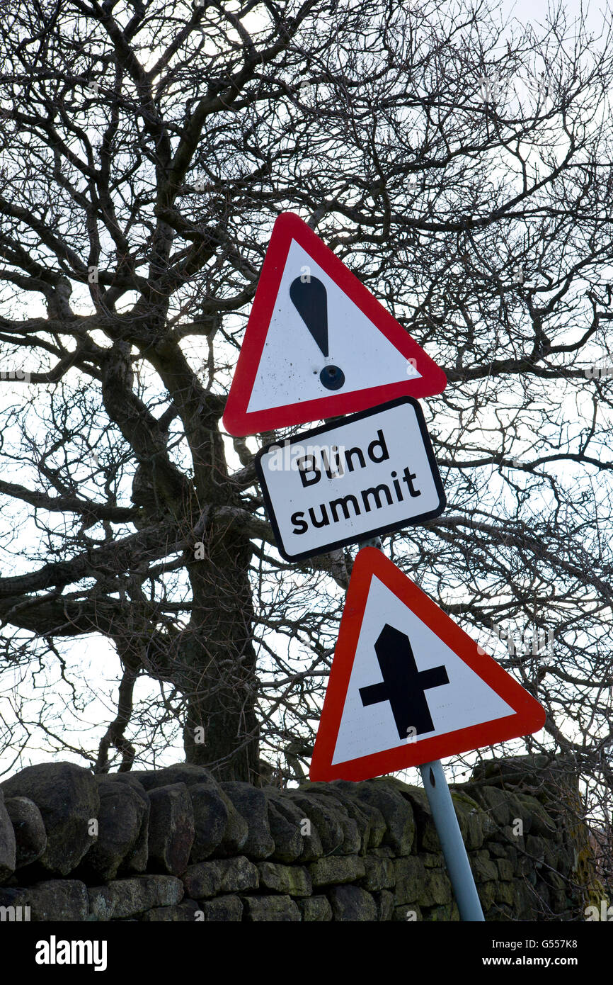 Vertice cieco segno accanto alla strada di campagna, Derbyshire, in Inghilterra, in inverno Foto Stock