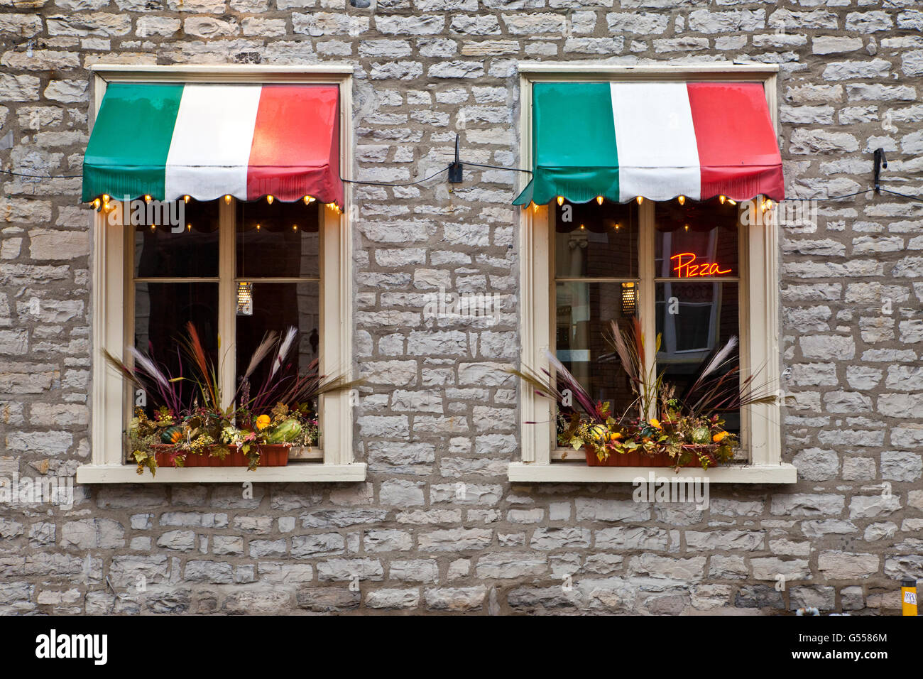 Il ristorante italiano windows, bandiera italiana-tende colorate, neon "pizza" segno, rue Saint-Louis, Città Vecchia Quebec City, Quebec, Foto Stock