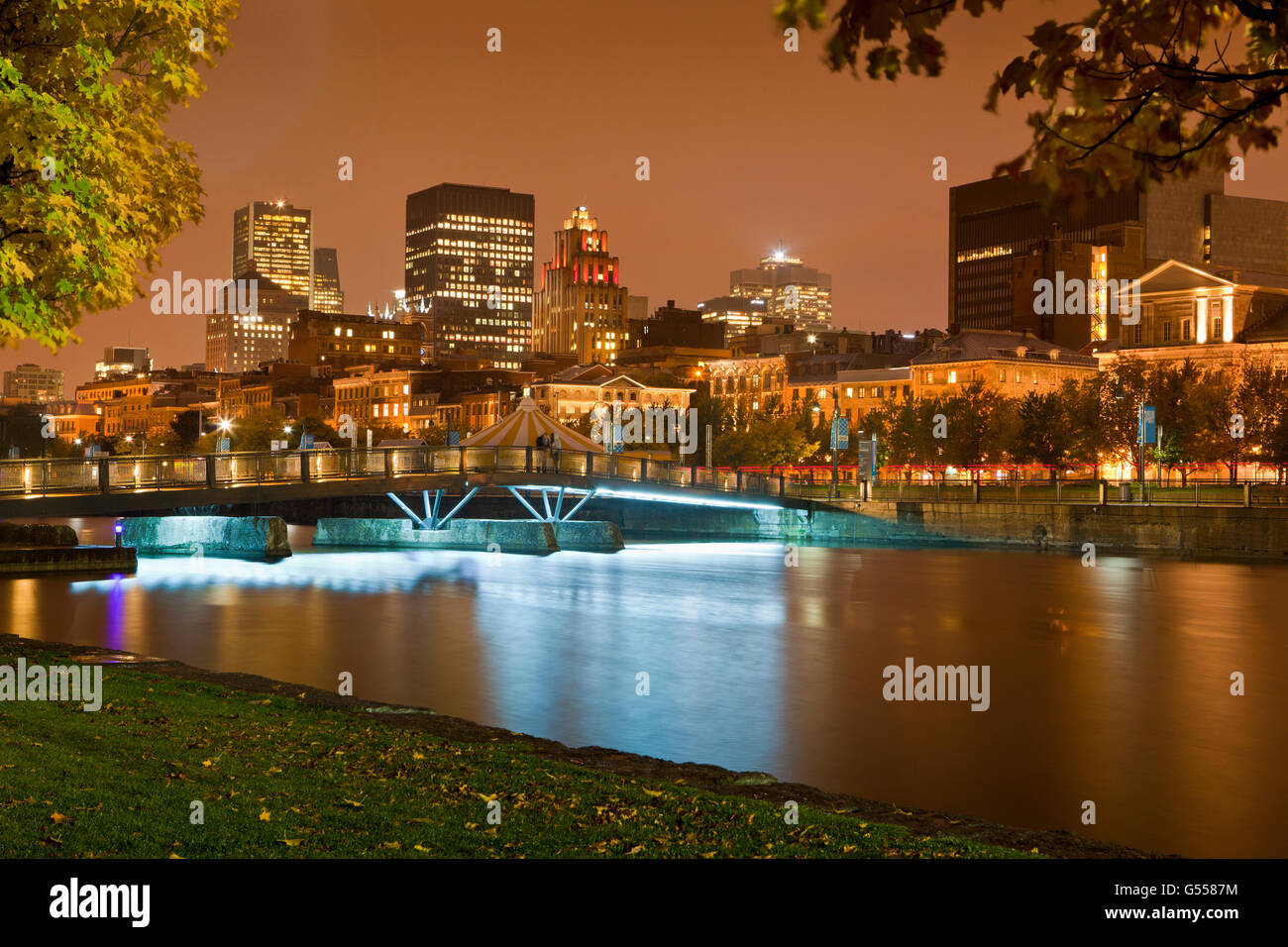 Porto antico, Montreal, Quebec, Canada: edifici per uffici, Bacino di Bonsecours accanto al fiume San Lorenzo, notte, Ottobre Foto Stock