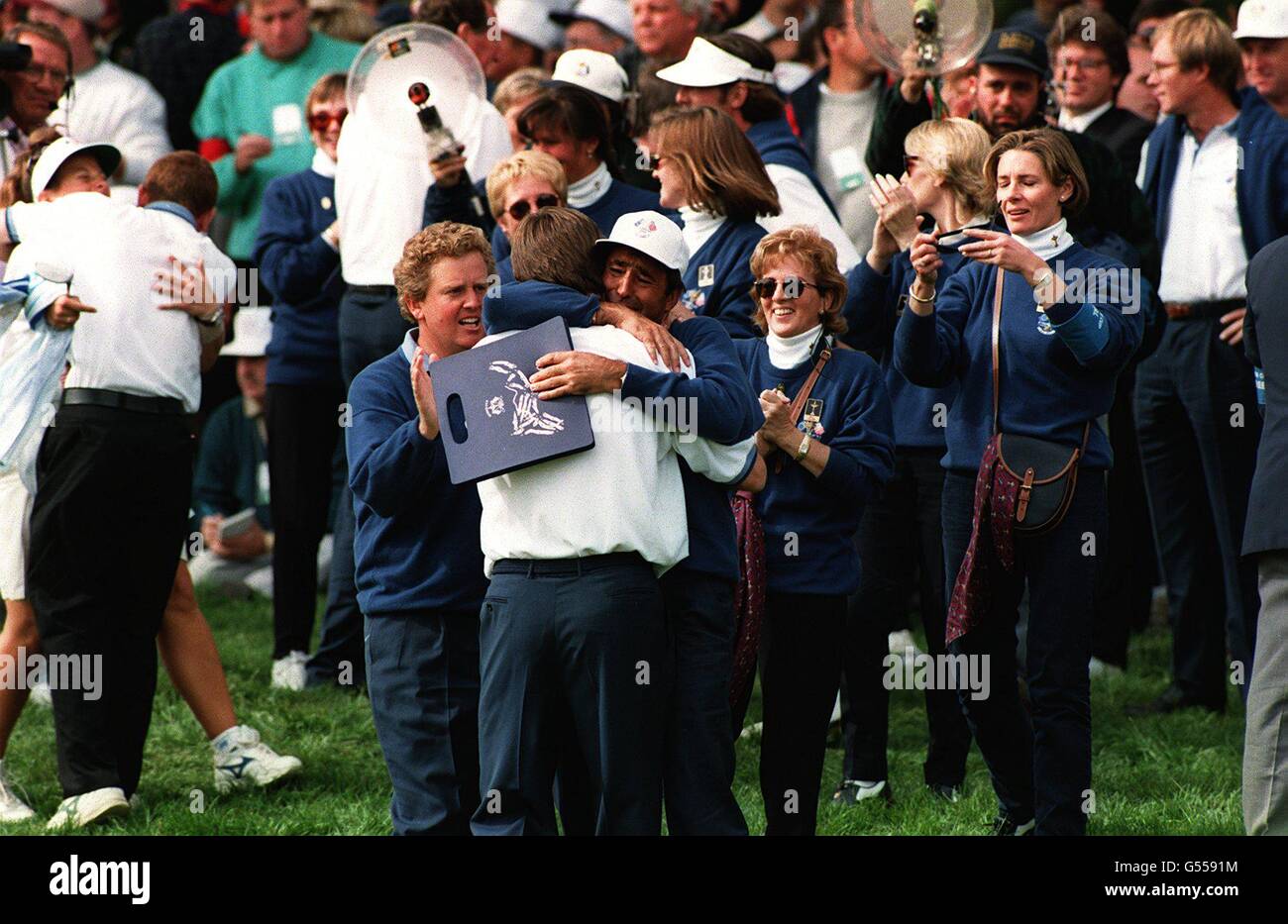 NICK FALDO E SEVE BALLESTEROS SI ABBRACCIANO SUL 18 ° VERDE A ROCHESTER, NY Foto Stock