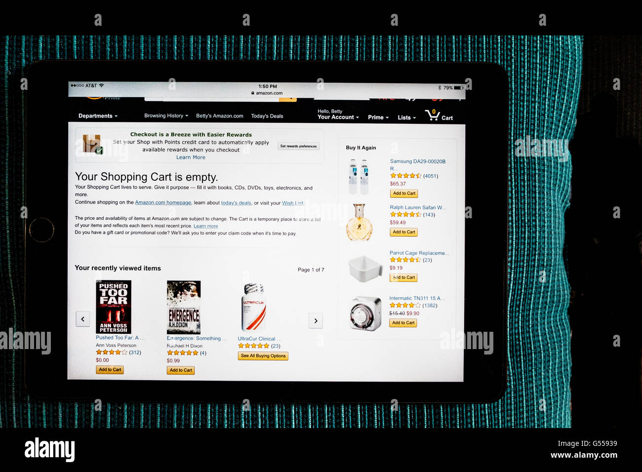 Un personale Amazon pagina su un iPad Aria mostra un vuoto carrello. Foto Stock