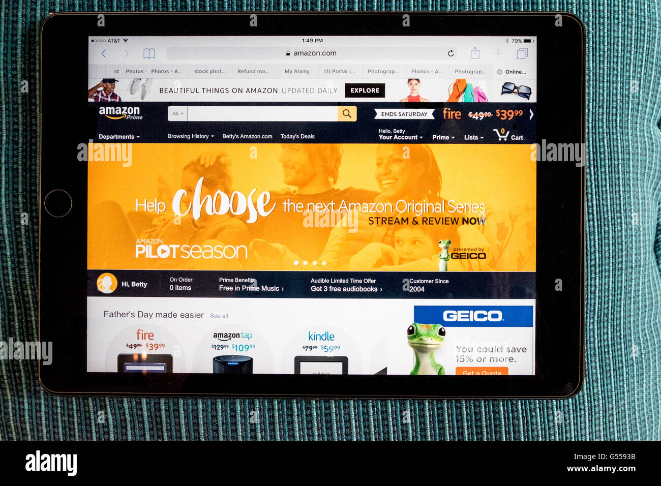 Un personale Amazon pagina su un iPad aria. Foto Stock
