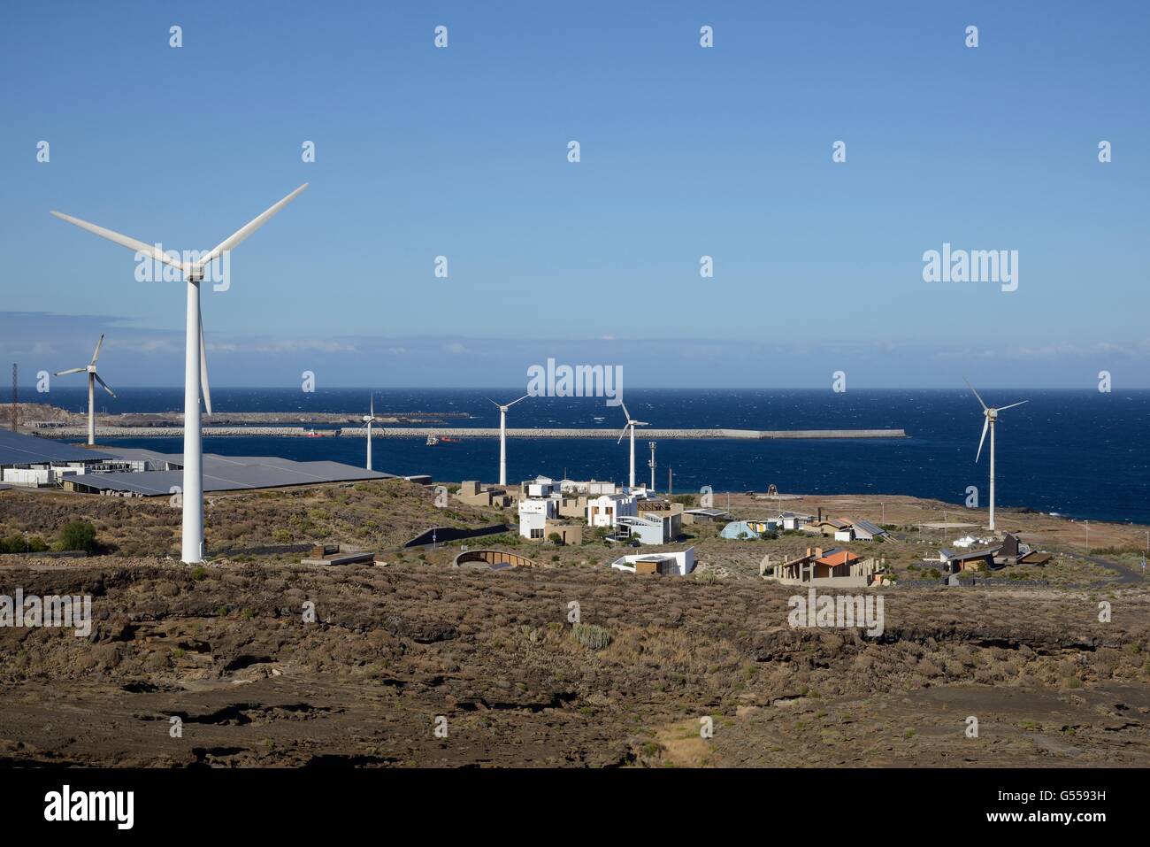 ITER villaggio bioclimatica, con una varietà di eco-friendly case costruite con materiali riciclati e utilizzo di energia eolica e solare. Foto Stock